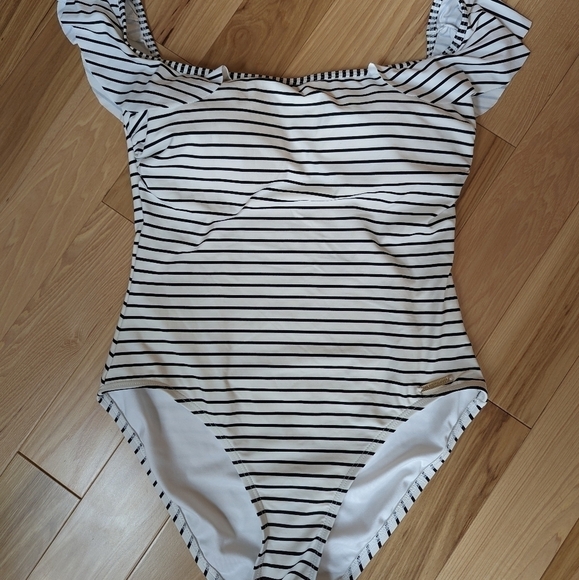 😊 Vince Camuto one piece black white striped swimsuit with ruffled straps sz 10 - Picture 3 of 9